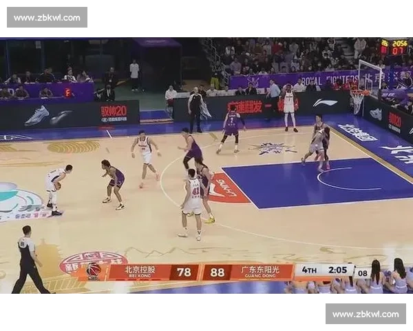 以伤退离场成转折关键比赛走势与球员命运再起波澜赛场风云骤变引发关注